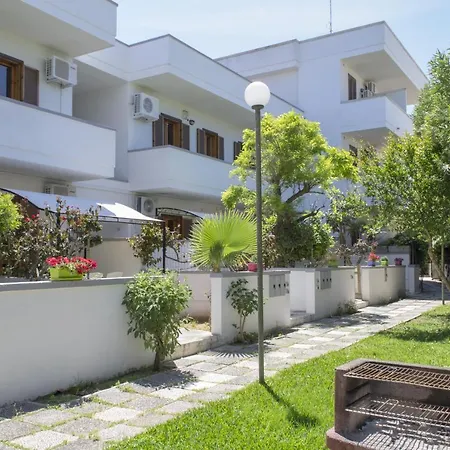 Apart-hotel Borgo Latino- Localo 3*