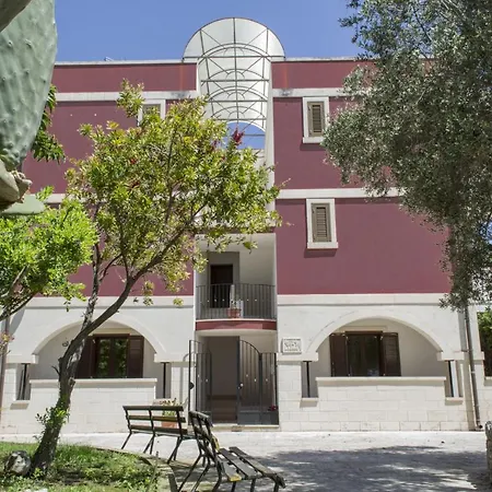 Apart-hotel Borgo Latino- Localo 3*
